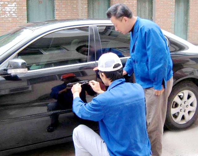 工布江达汽车钥匙丢在车里面怎么办?